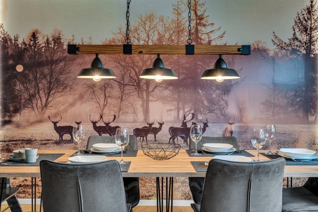 Eleganter Esstisch mit Hirschmotiv in STANMA Ferienwohnung.