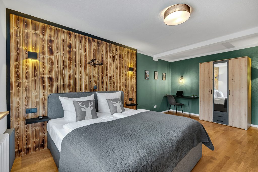 Gemütliches Schlafzimmer mit Holzdetailsin STANMA Ferienwohnung.