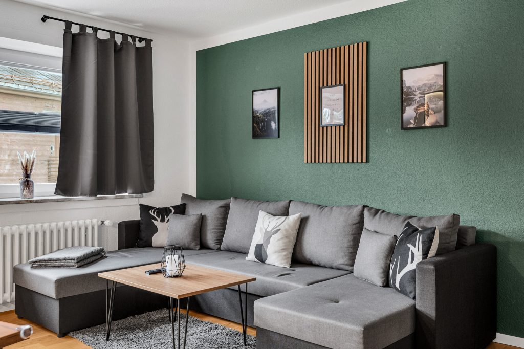 Moderne Wohnzimmereinrichtung mit Sofa in STANMA Ferienwohnung.