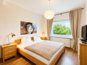 Schlafzimmer mit Doppelbett im Alpinpartment 12