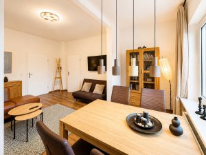 Essbereich mit Blick in das Wohnzimmer des Alpinpartments 12